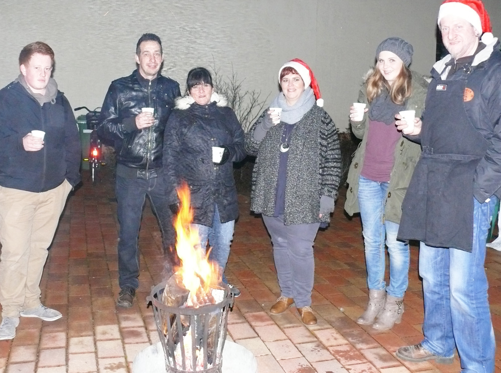 Die Aktionsgruppe Meute feiert mit ihren Gästen Weihnachten im Schlosshof.